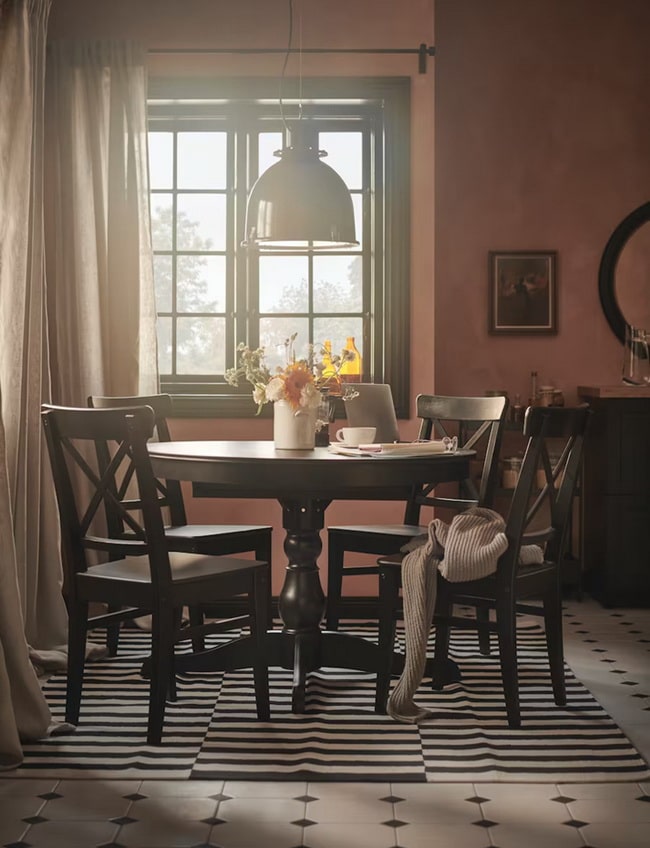 Lámpara colgante sobre la mesa de comedor