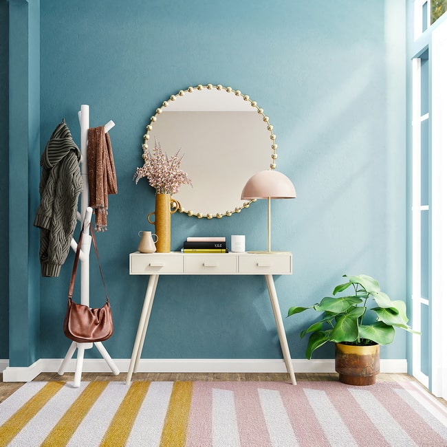 Pequeño recibidor con pared azul