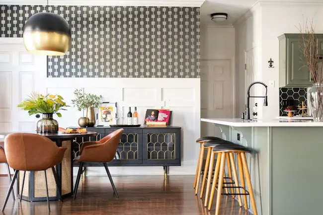 Cocina con papel pintado a media pared