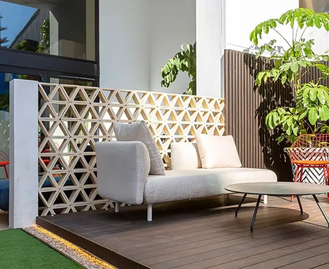 Celosías para crear diferentes áreas en la terraza