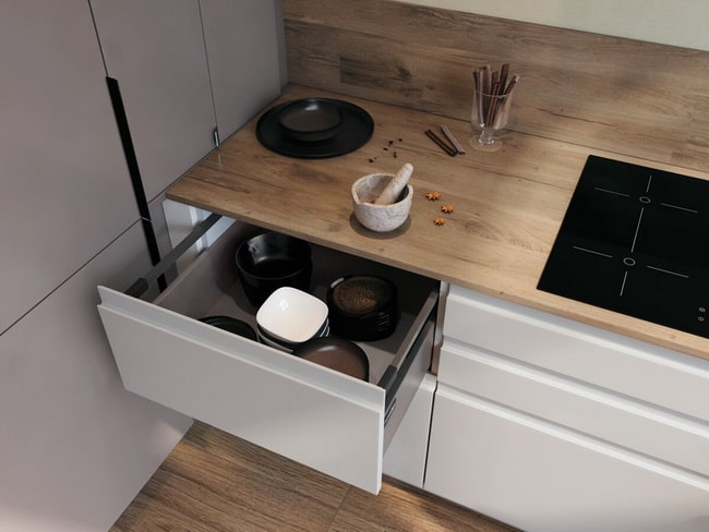 Muebles de cocina blancos y encimera de madera