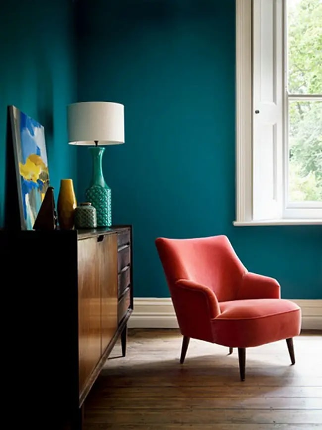 Salón en azul y naranja