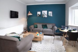 Azul petróleo en decoración: descubre cómo combinar este color