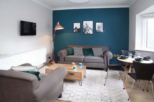 Gris y azul verdoso en el salón