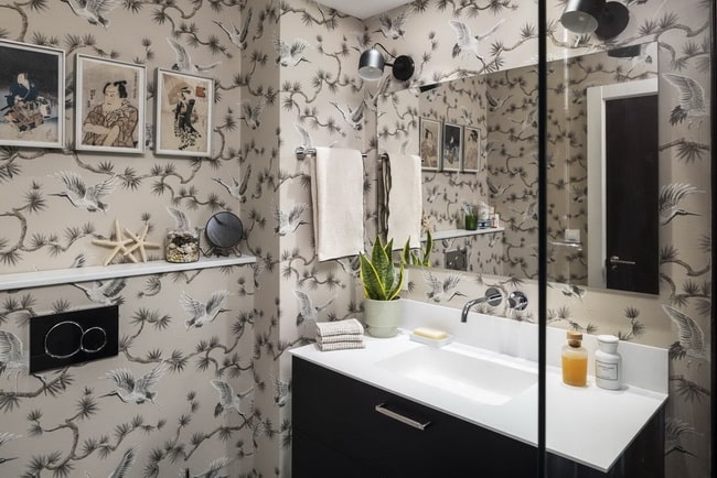 Papel pintado beige en el baño