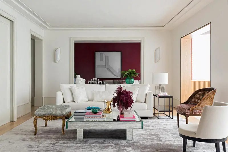Salón en blanco y granate