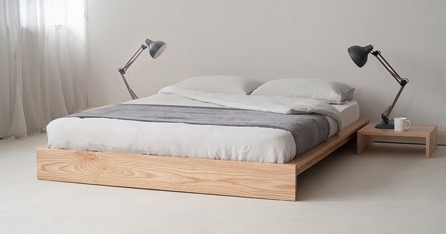 Cama sin cabecero con lámparas estilo industrial
