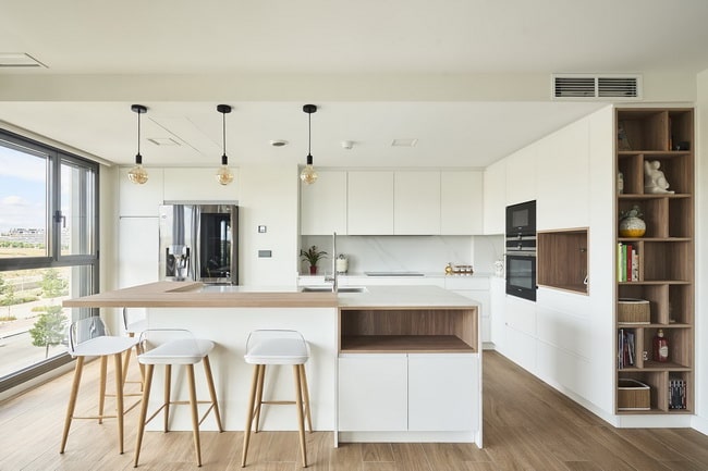 Cocina de diseño con isla en blanco y madera