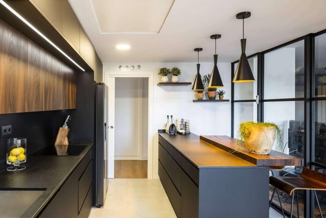 Cocina de diseño en negro y madera