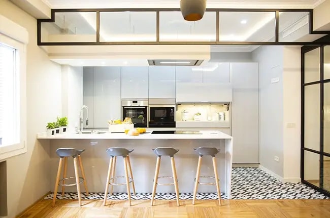 Cocina grande con península