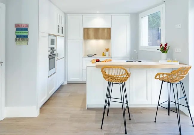 Cocina blanca con península