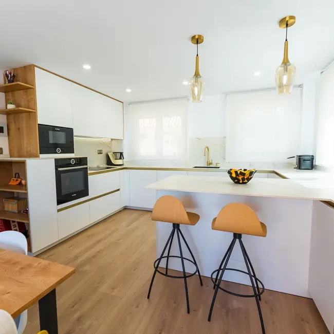 Cocina blanca con suelo de madera