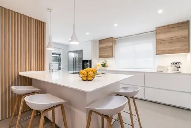 Cocina moderna en blanco y madera