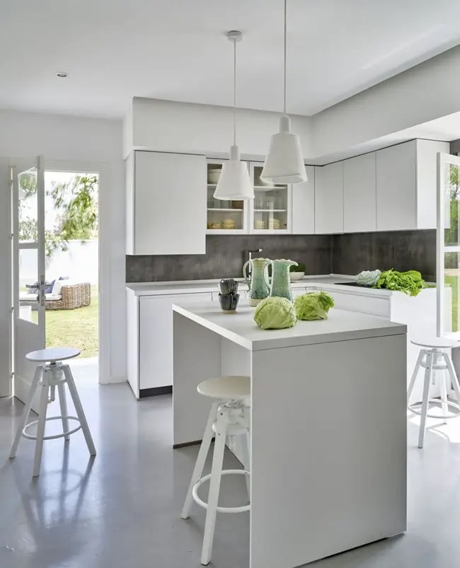 Cocina moderna abierta con pequeña isla