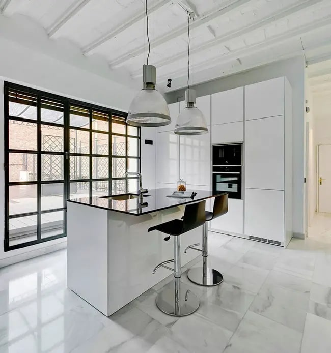 Cocinas blancas modernas con toques industriales