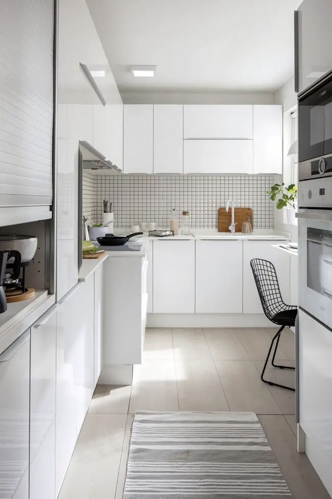 Pequeña cocina blanca moderna