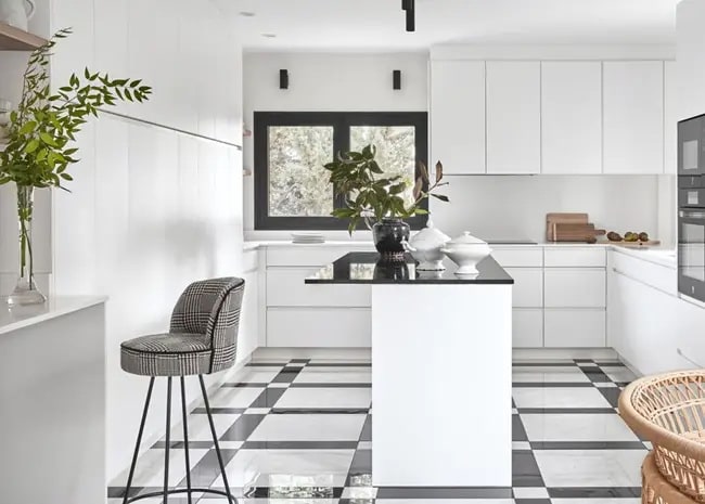 Encimera negra en una cocina blanca