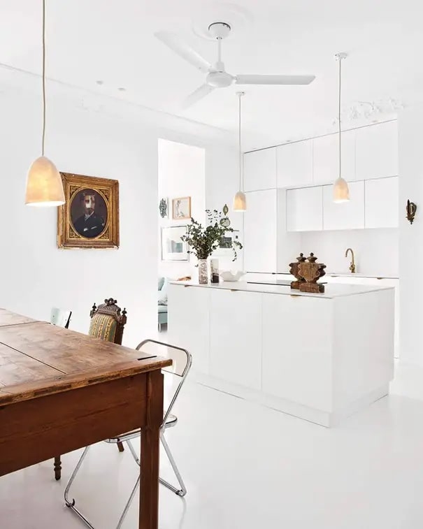 Cocinas modernas abiertas en blanco