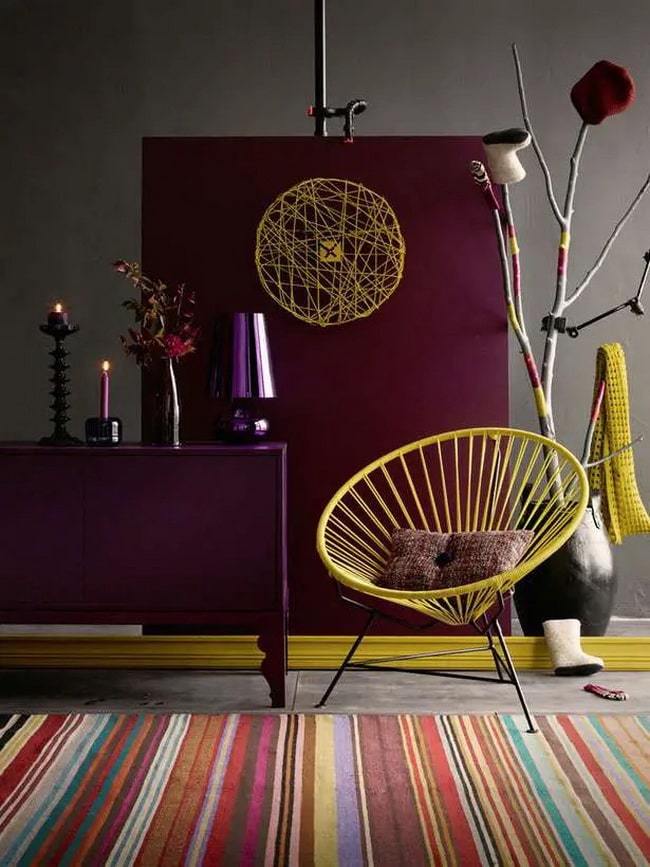 Combinación de granate y amarillo