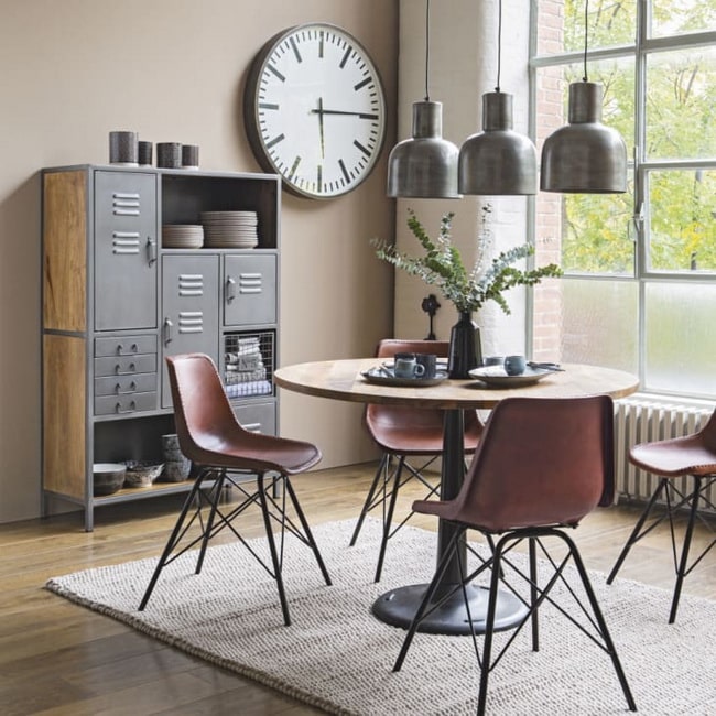 Comedor estilo industrial con sillas de diseño