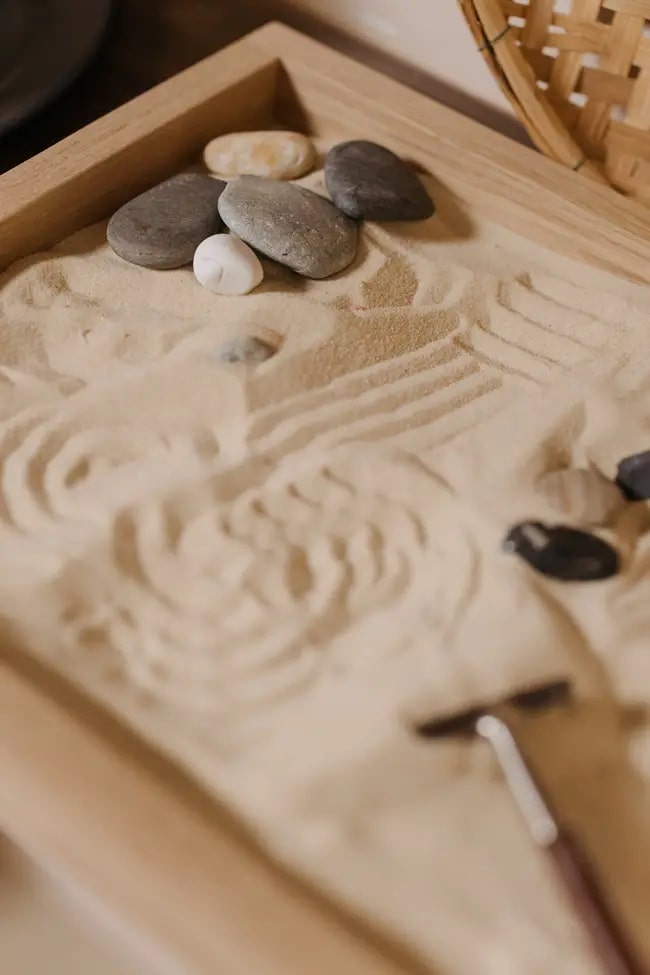Jardín zen pequeño con piedras