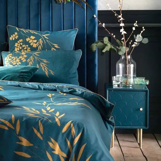 Dormitorio en azul y dorado