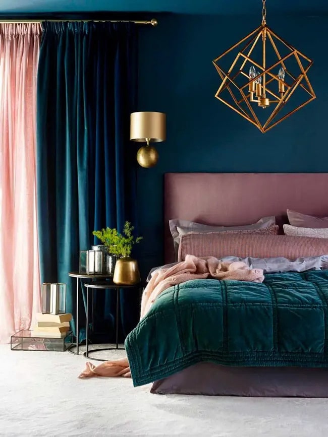 Dormitorio en rosa y azul petróleo