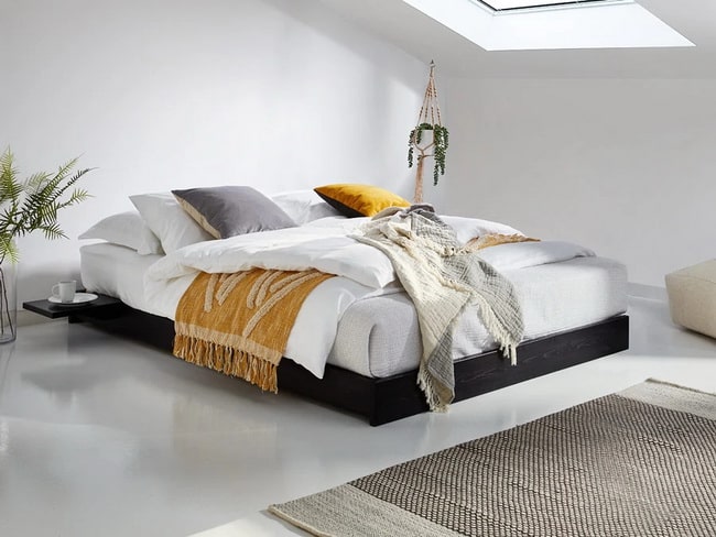 Dormitorio blanco bien iluminado