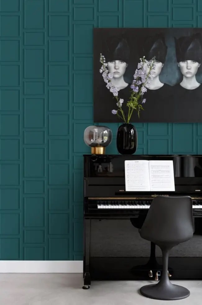 Piano negro con pared azul de fondo