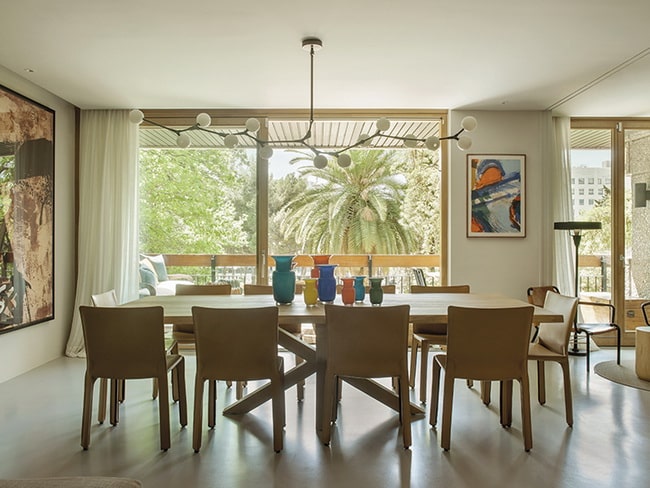 Comedor con grandes ventanales