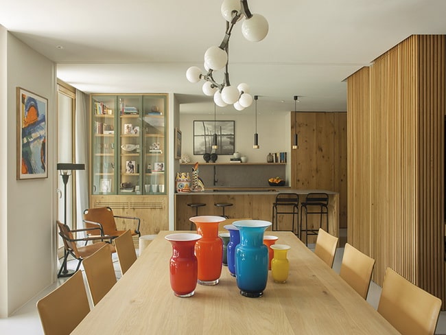 Comedor con mucha madera
