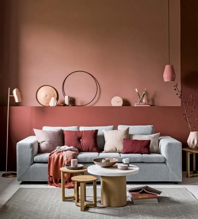 Salón en color coral, gris y granate