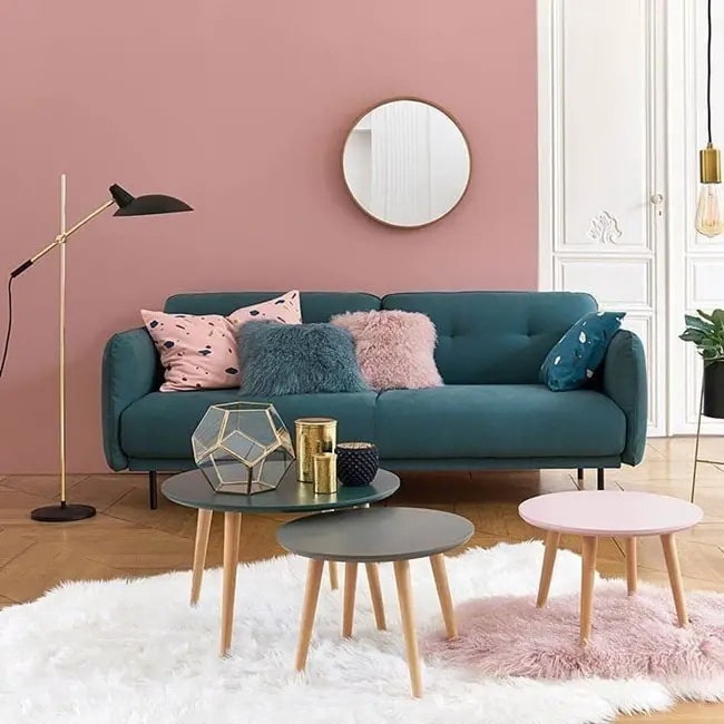 Pared en color rosa y sofá azul