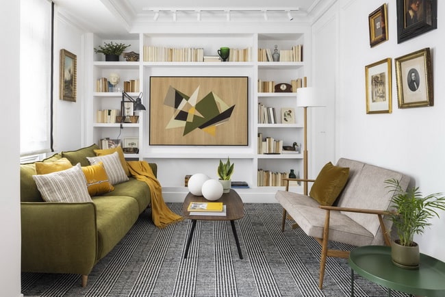 Salón con sofá verde