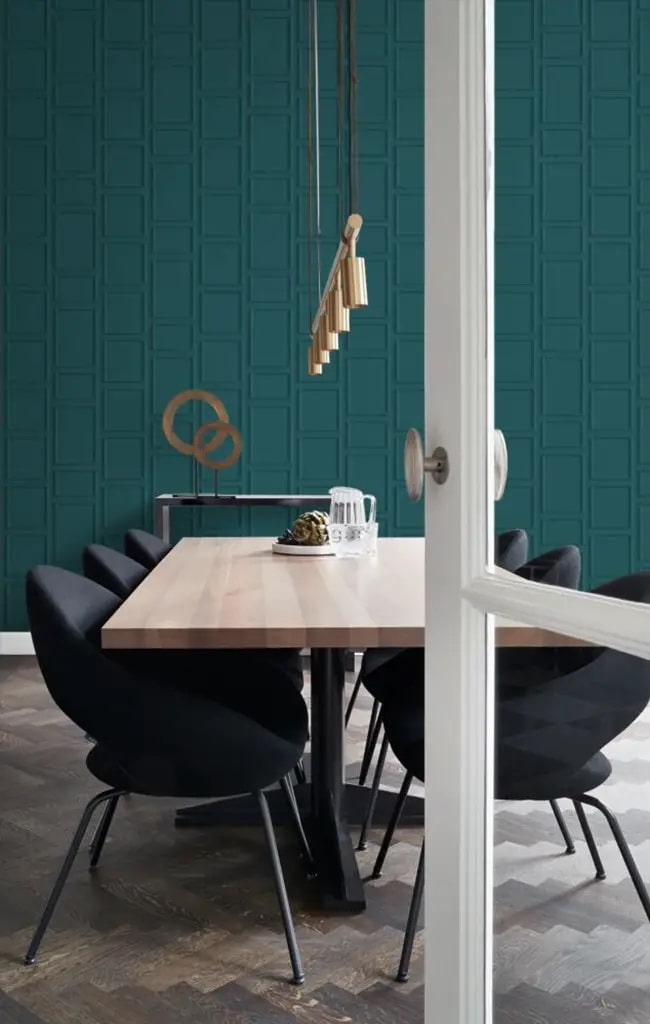 Comedor azul con sillas negras