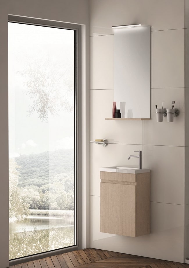 Baño minimalista con gran ventanal