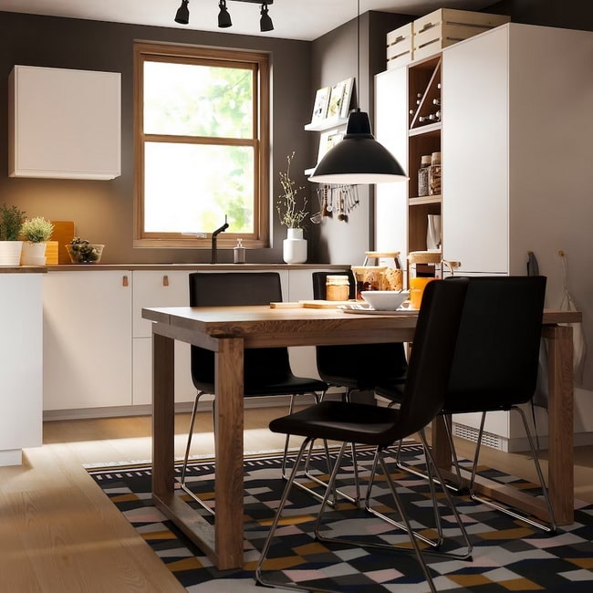 Cocinas modernas en tres colores: blanco, madera y negro