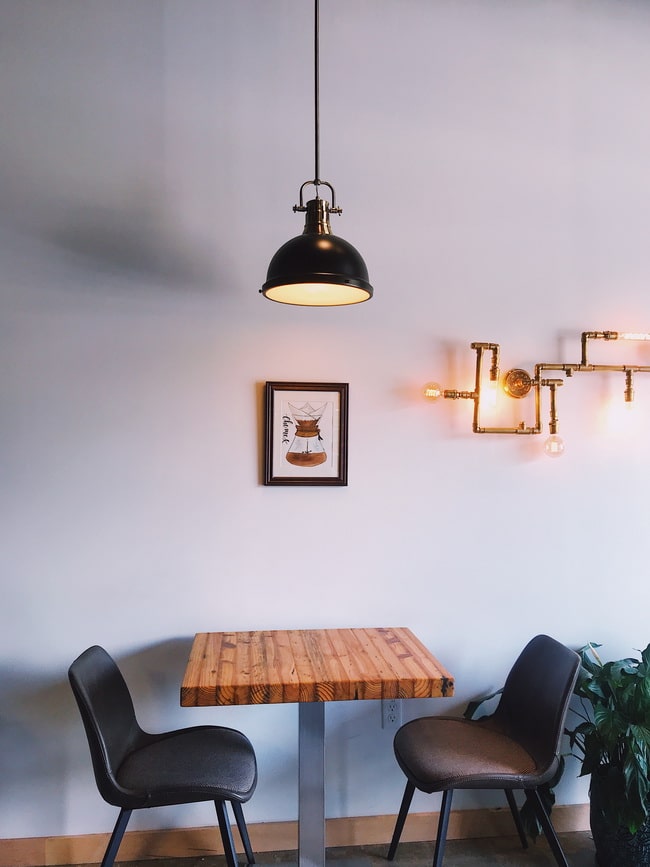 Pequeña mesa de madera con patas metálicas