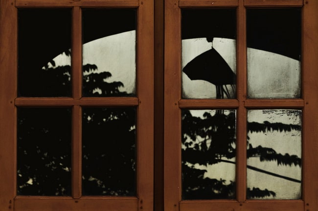 Ventana con cristal repartido