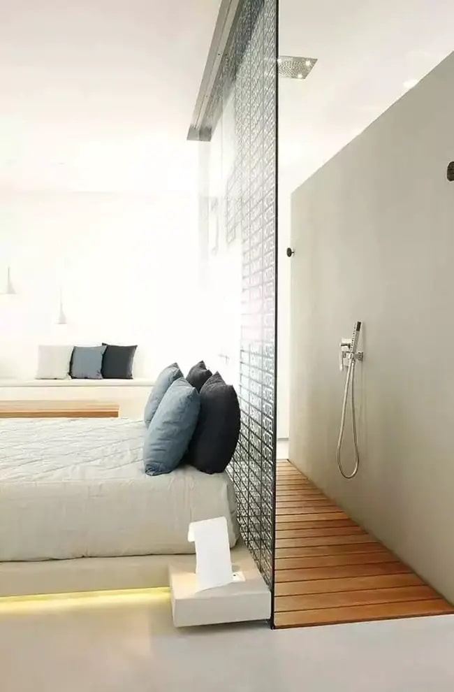 Dormitorio con ducha