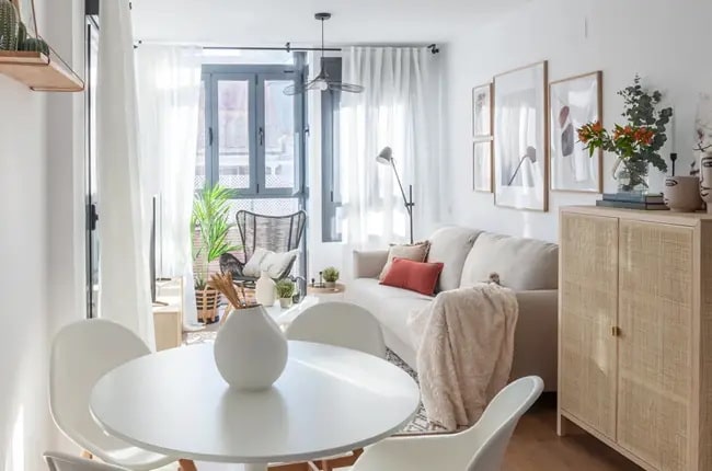 Cómo decorar un salón rectangular Mesa redonda en pequeño salón comedor rectangular