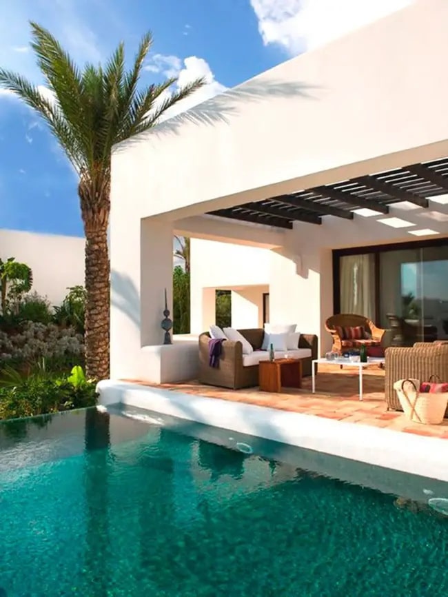 Piscina integrada al porche