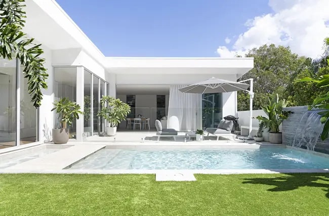 Jardín con piscina y porche