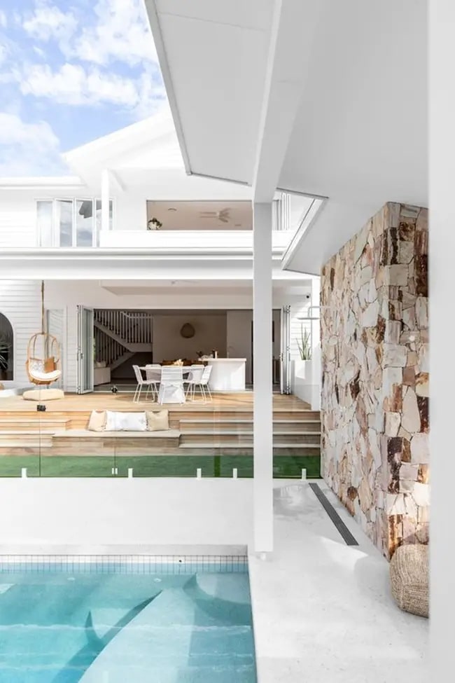 Jardín con piscina y porche a diferentes alturas