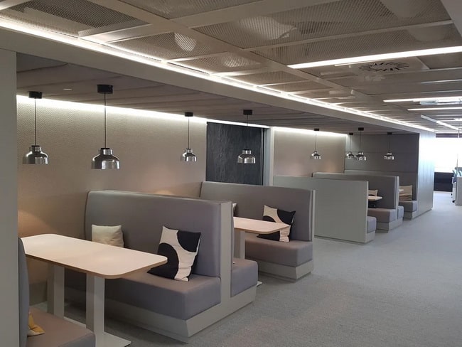 Espacio de trabajo en oficina moderna