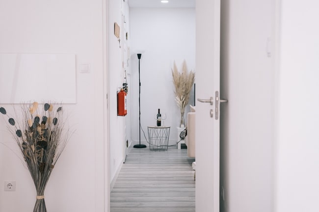 Cómo limpiar puertas lacadas en blanco