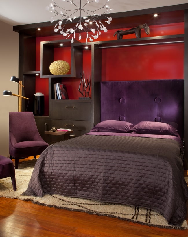 Morado y rojo en interiores
