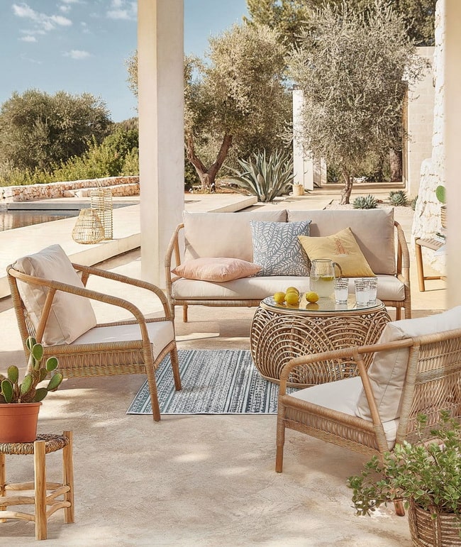 Cojines para sofás beige en terrazas y jardines
