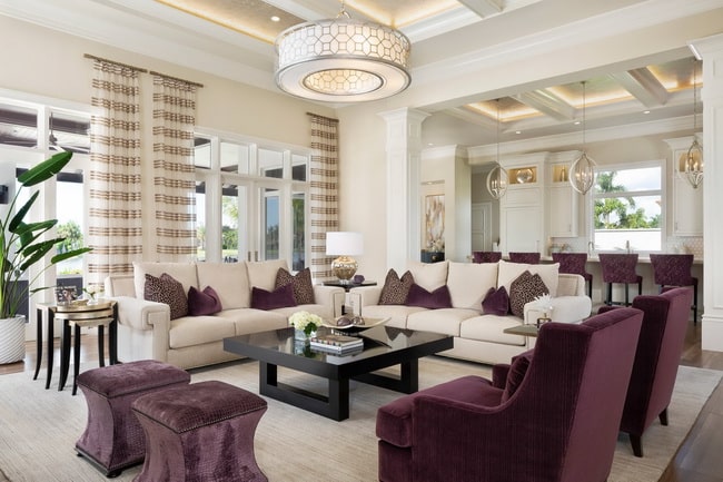 Salón beige y púrpura