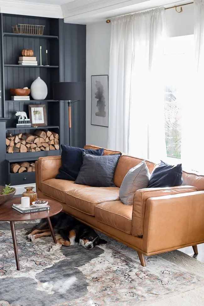 Cómo decorar un salón con sofá marrón